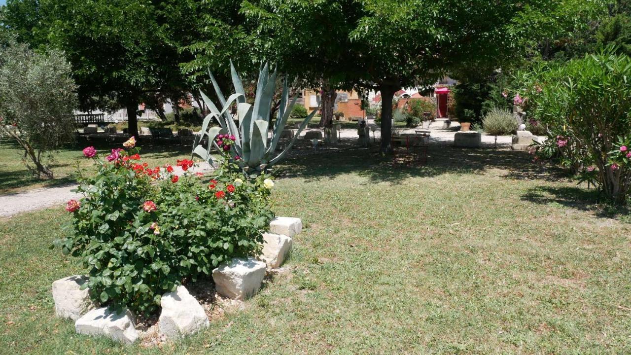 Апартаменти Mas Maurane - Le Bougainvillier Aux Portes D'Arles Тараскон Екстер'єр фото